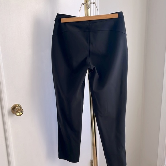 Lululemon black zipper and button closure pants with zippered pockets size 6 - Picture 2 of 8